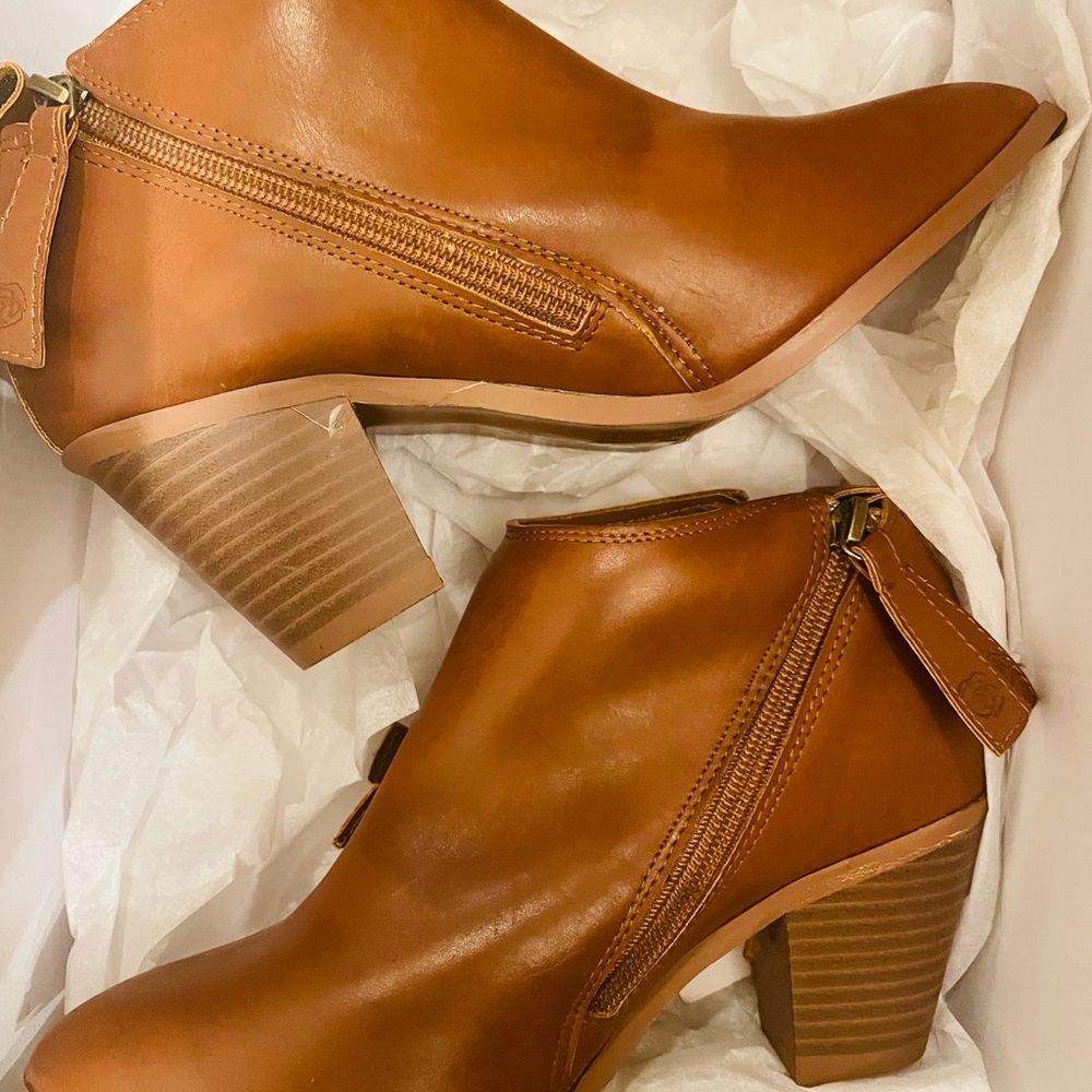 Disney Beauty & The Beast Belle Tan Heeled Boots
